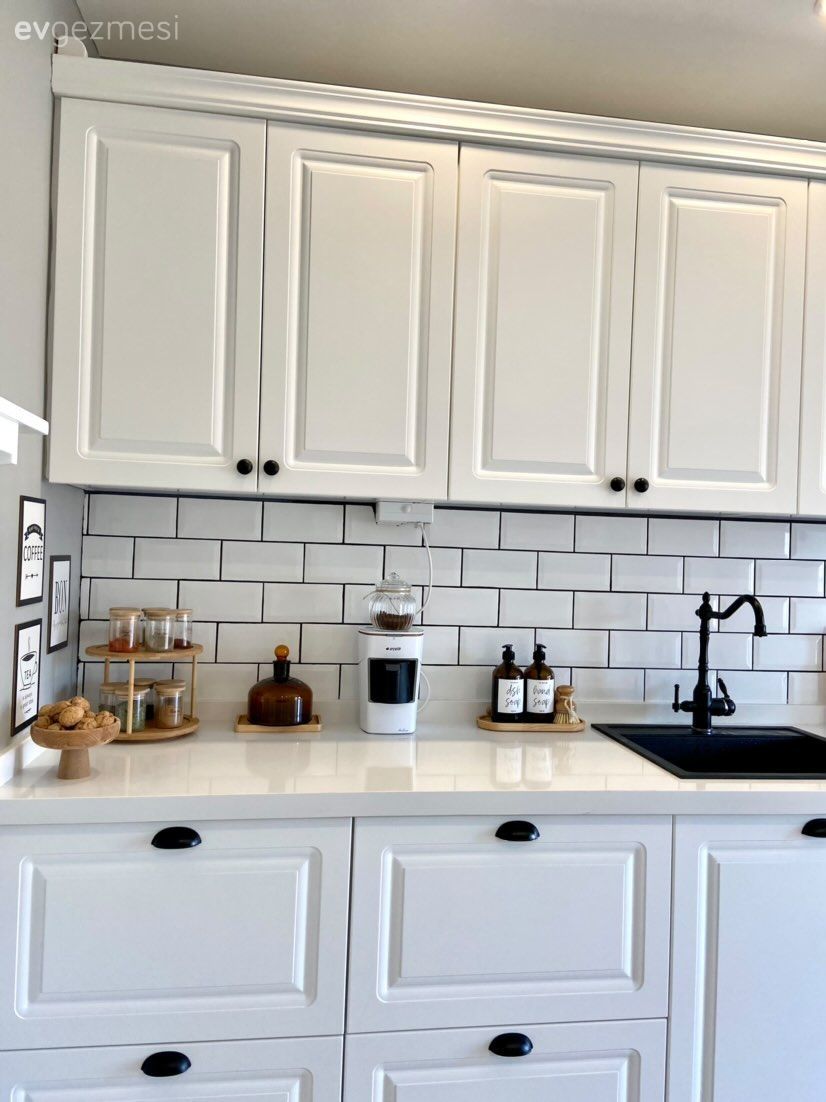 Mutfak, Beyaz mutfak, Beyaz, Shaker kapaklı dolaplar, Metro seramik, Seramik, Mutfak tezgahı, Mutfak tezgah arası, Tezgah arası seramik, Siyah