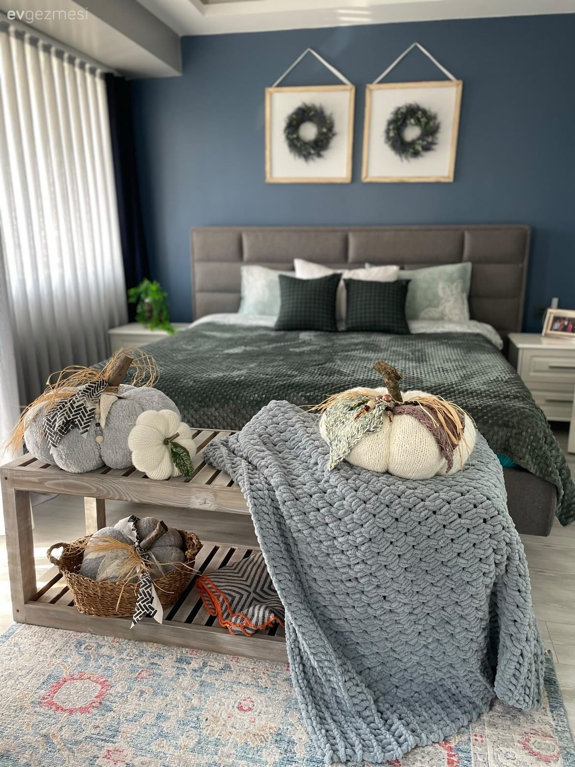 Yatak Odası, Mavi duvar, Antrasit  , Çerçeve, Duvar dekorasyonu, Yatak başlığı, Yatak örtüsü, Ahşap Mobilya, Dekoratif Objeler, Halı, Tül perde, Perde, Fon perde