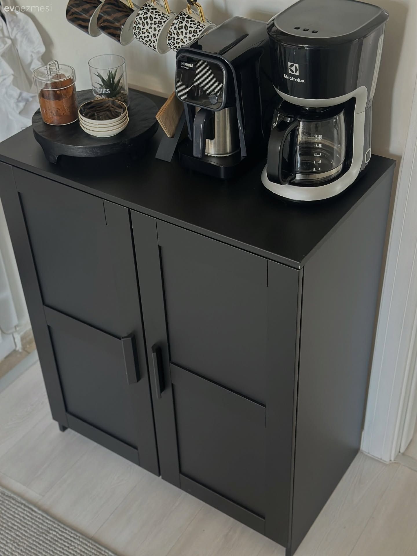 Bu Ankara Evinde Siyah, Beyaz ve Antrasit Uyumu Dekoru Ele Geçirmiş