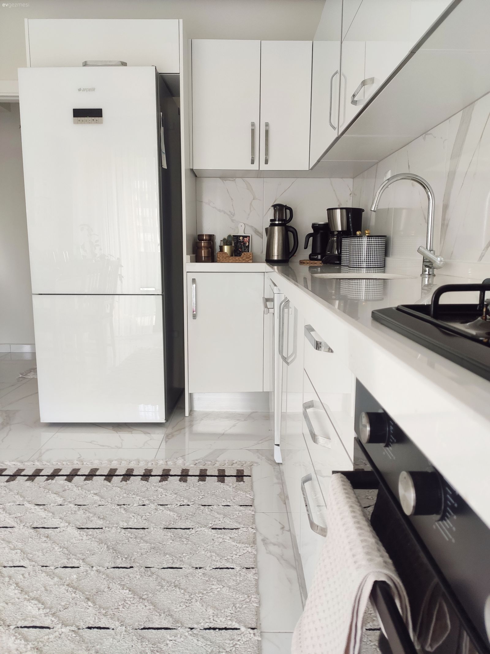 Mutfak, Beyaz, Siyah, Mutfak tezgahı, Mutfak tezgah arası, Mutfak halısı, Ankastre, Beyaz mutfak