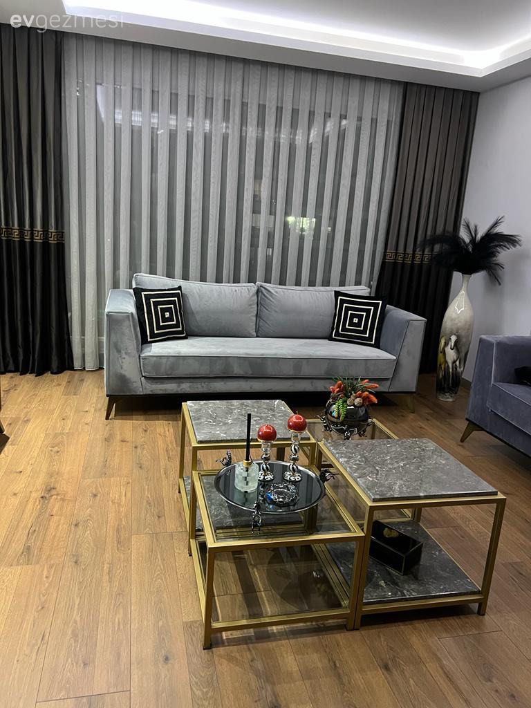 Salon, Modern, Art deko, Gri, Antrasit  , Siyah, Altın, Fon perde, Perde, Tül perde, Koltuk takımı, Kırlent, Ev tekstili, Orta sehpa, Sehpa, Parke, Dekoratif Objeler, Led aydınlatma, Aydınlatma
