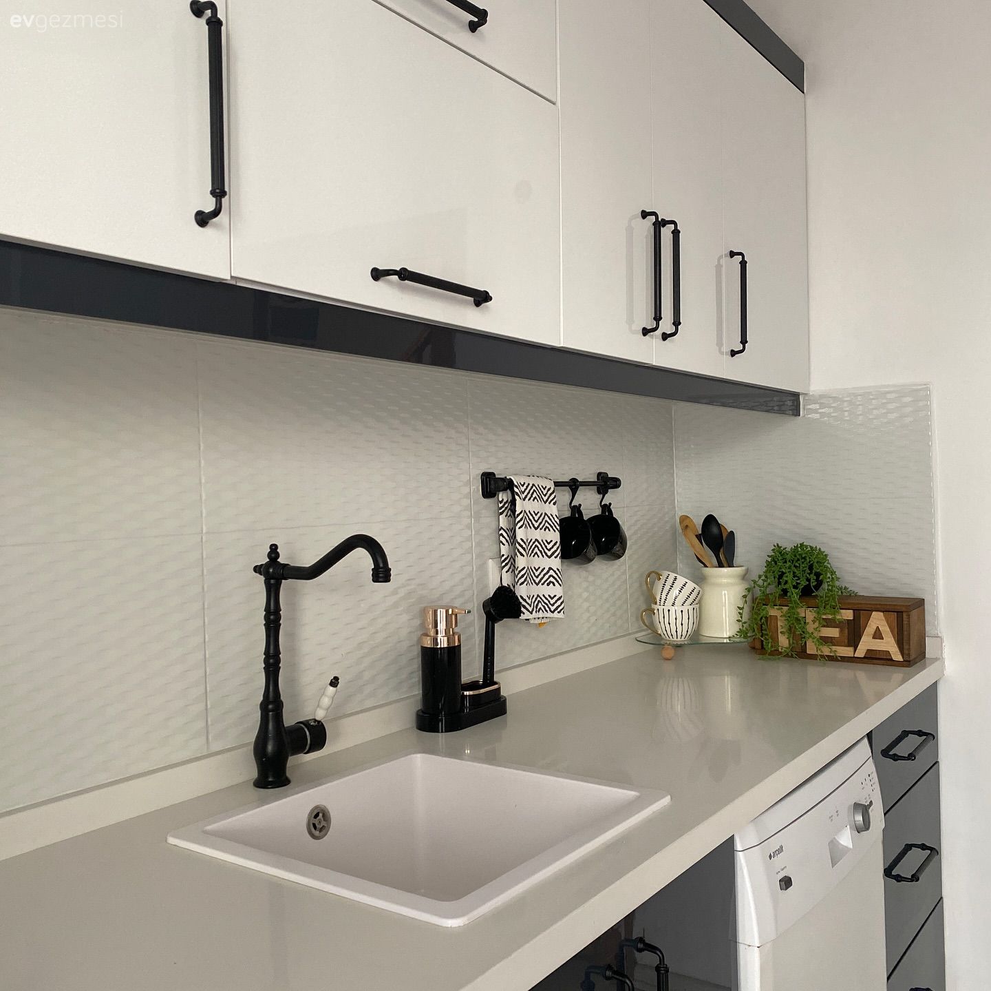 Beyaz, Siyah, Mutfak tezgahı, Mutfak, Mutfak tezgah arası, Eviye , Mutfak bataryası, Mutfak aksesuarları