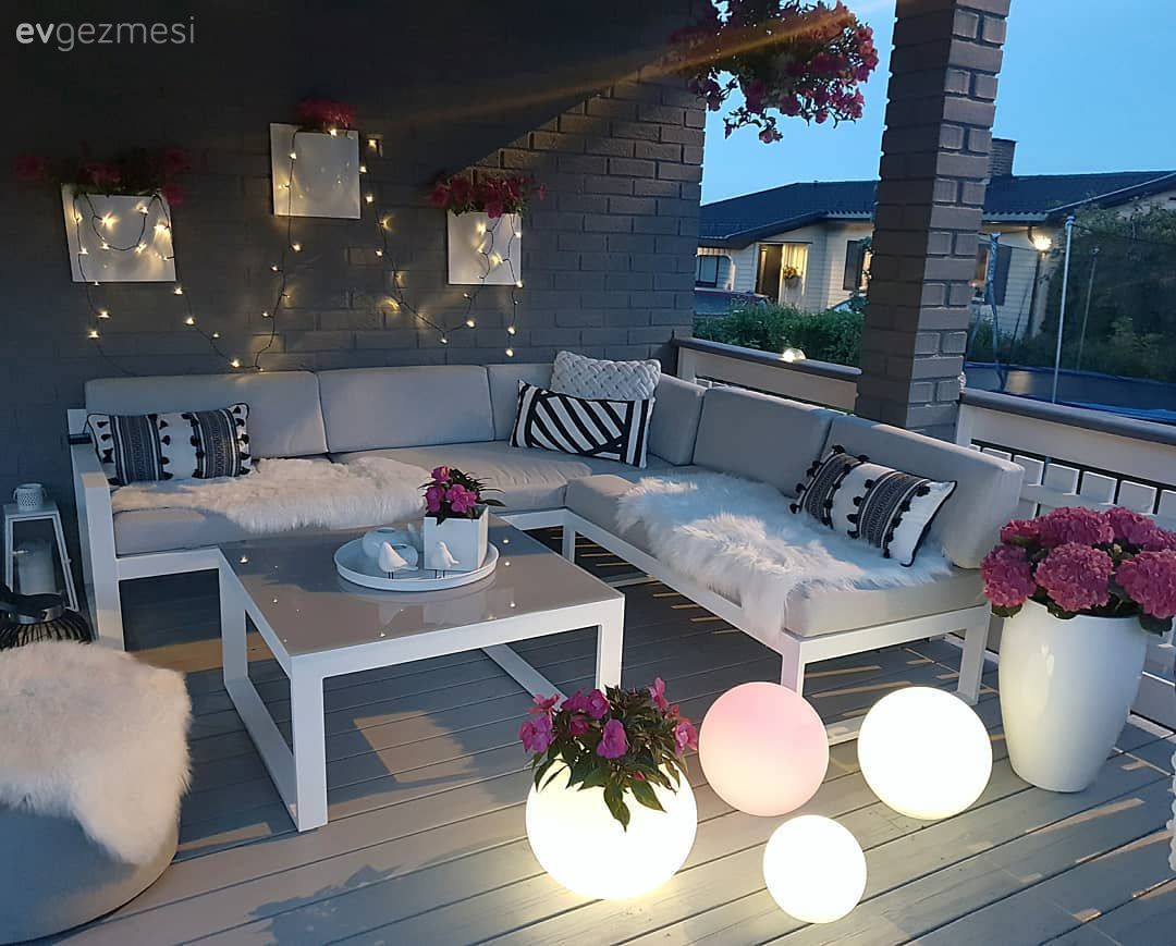Teras, Beyaz, Pembe, Gri duvar, Kırlent, Ev tekstili, Halı, Balkon çiçekleri, Balkon oturma grubu, Balkon, Balkon masası, Puf, Aydınlatma, Balkon zemini