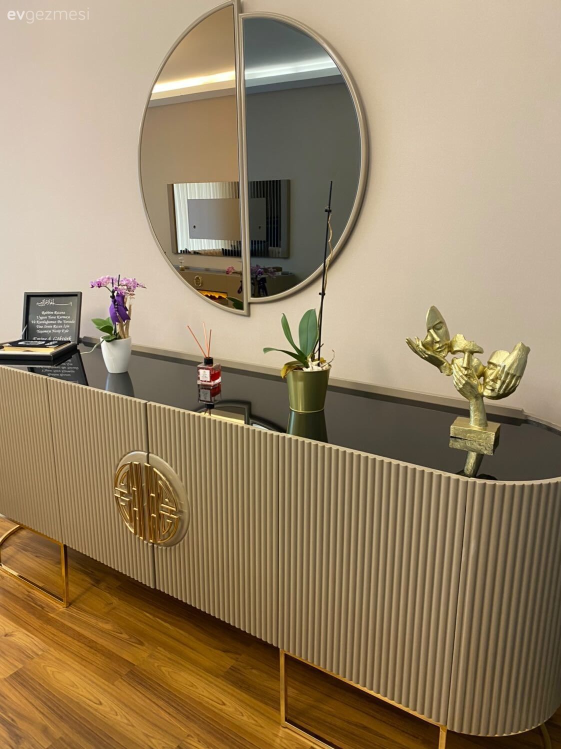 Vizon, Siyah, Konsol, Konsol üzeri dekoratif objeleri, Dekoratif Objeler, Parke, Yuvarlak ayna, Dekoratif ayna