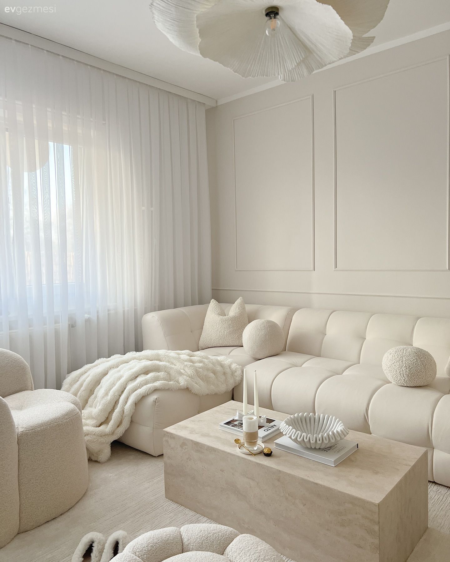 Beyazlara Aşık Bu Evde Yumuşak Hatlar Belirgin