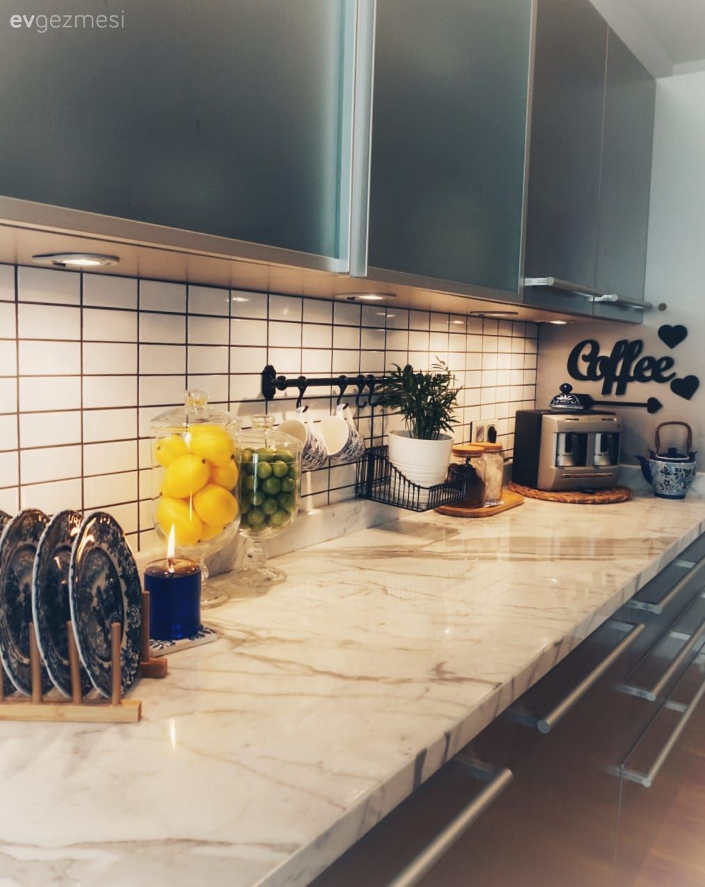 Mutfak tezgahı, Mutfak, Mermer, Mutfak tezgah arası, Tezgah arası seramik, Beyaz, Gri, Mutfak aksesuarları