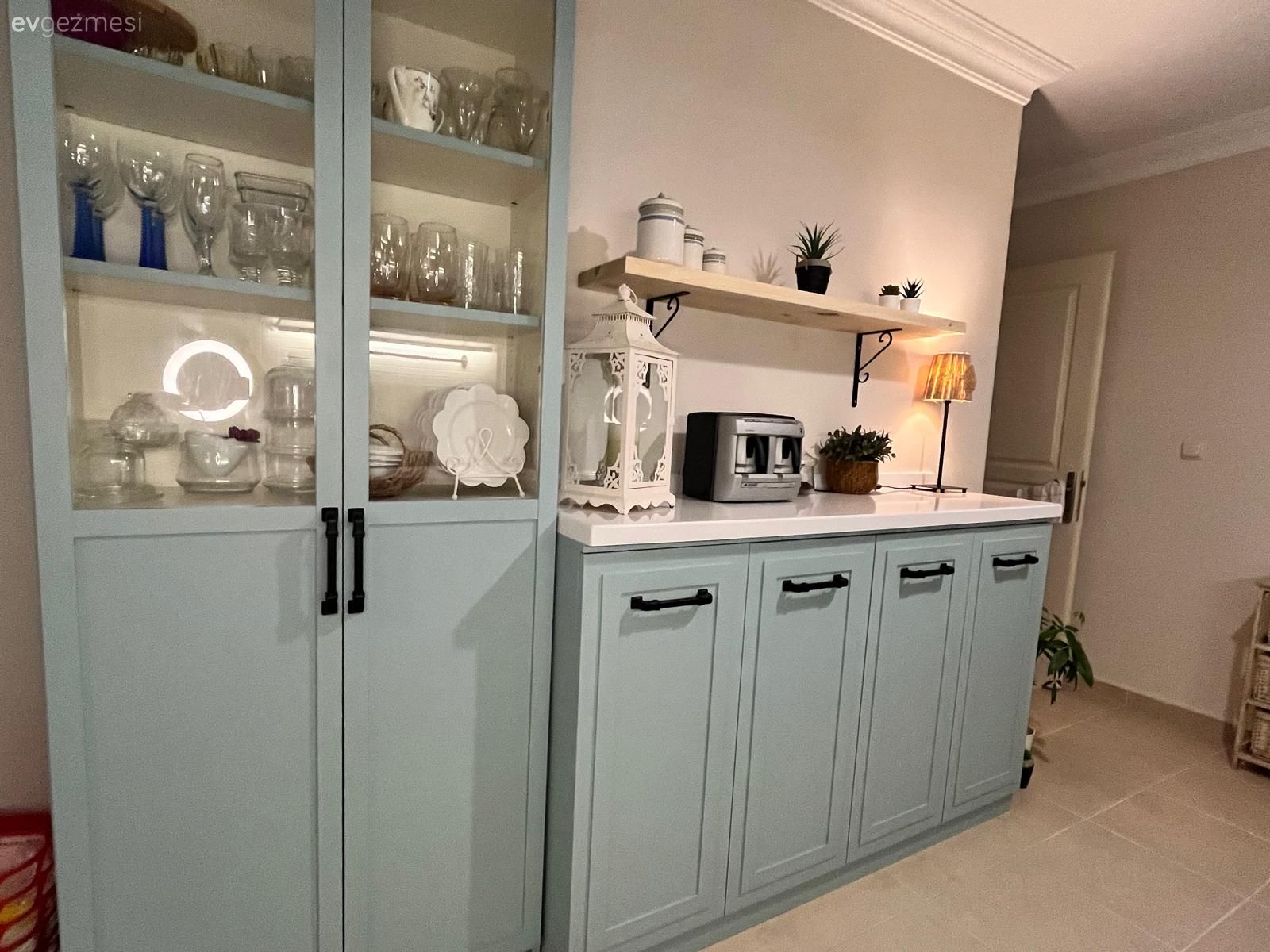 Mutfak, Mavi, Beyaz, Mavi mutfak, Shaker kapaklı dolaplar, Kahve köşesi, Mutfak rafı, Mutfak aksesuarları, Cam kapaklı dolap