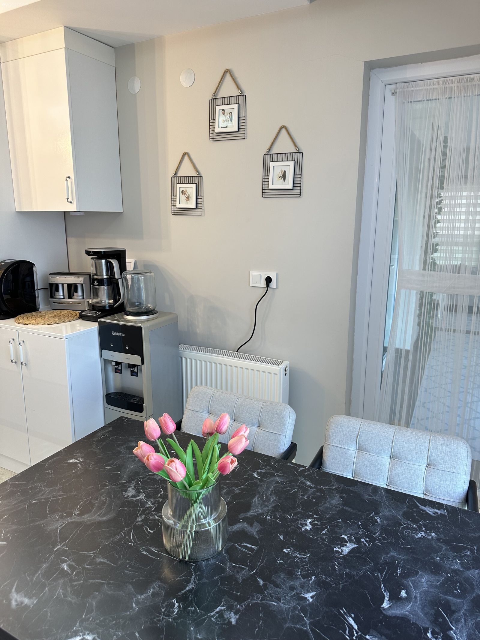 Kahve köşesi, Beyaz, Mutfak masası, Sandalye, Vazo, Ev Aksesuar