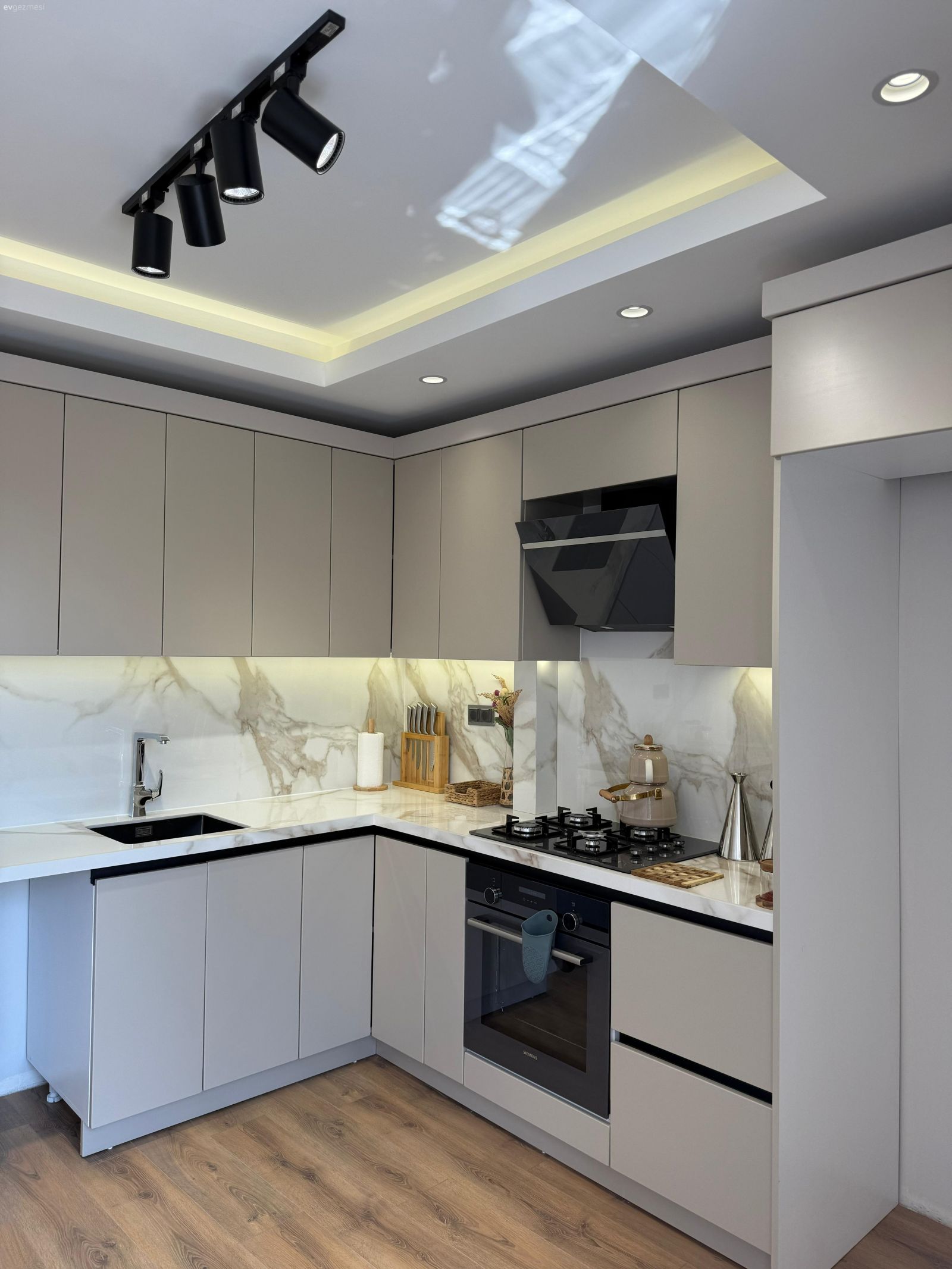 Mutfak, Krem, Gri, Beyaz, Siyah, Kulpsuz mutfak dolabı, Ankastre, Mutfak tezgahı, Mutfak tezgah arası, Spot aydınlatma, Aydınlatma, Led aydınlatma, Eviye , Mutfak aksesuarları, Mutfak bataryası, Parke