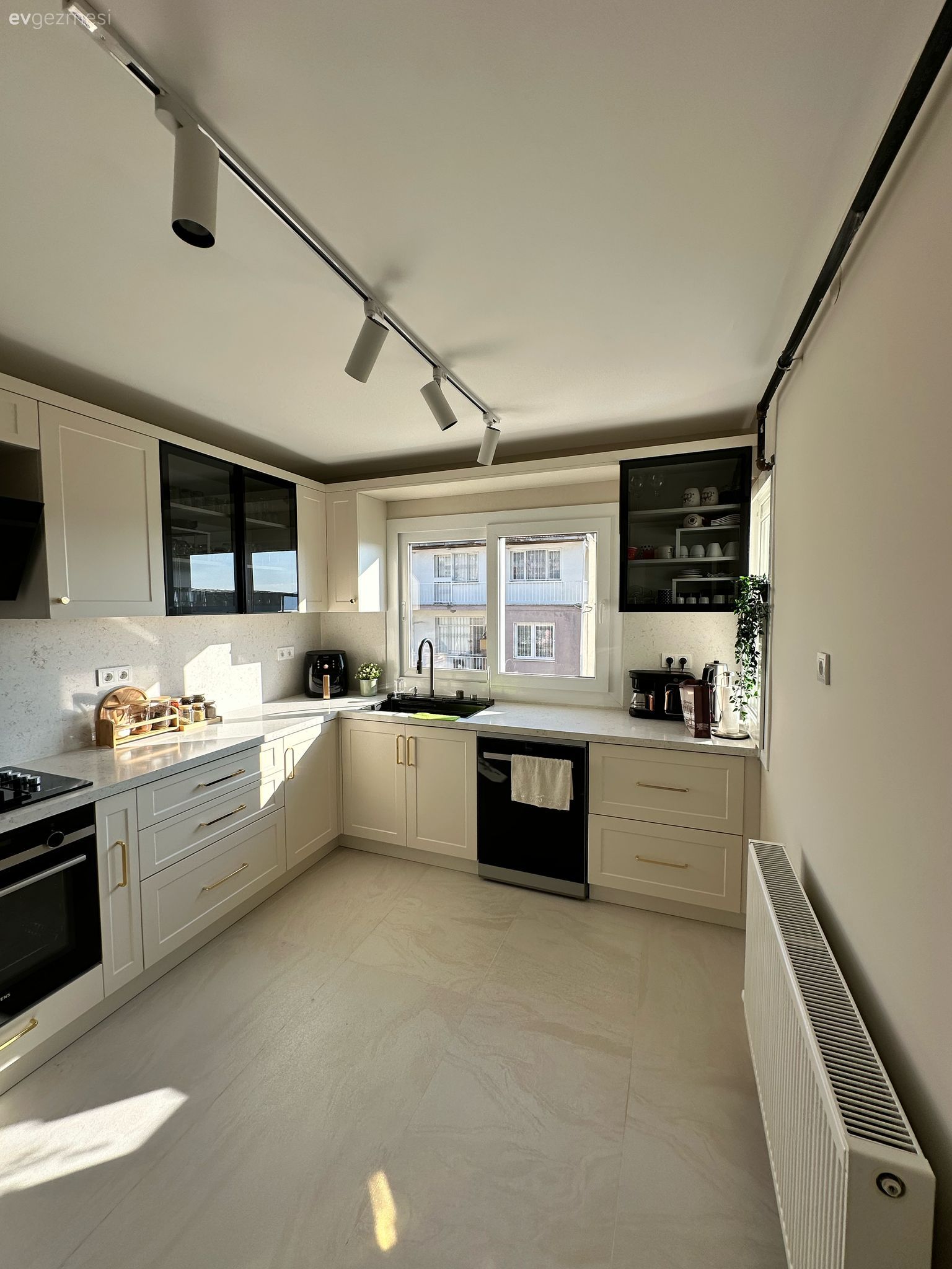 Mutfak Gezmesi: Balkon Kapısı Olmuş Servis Penceresi!