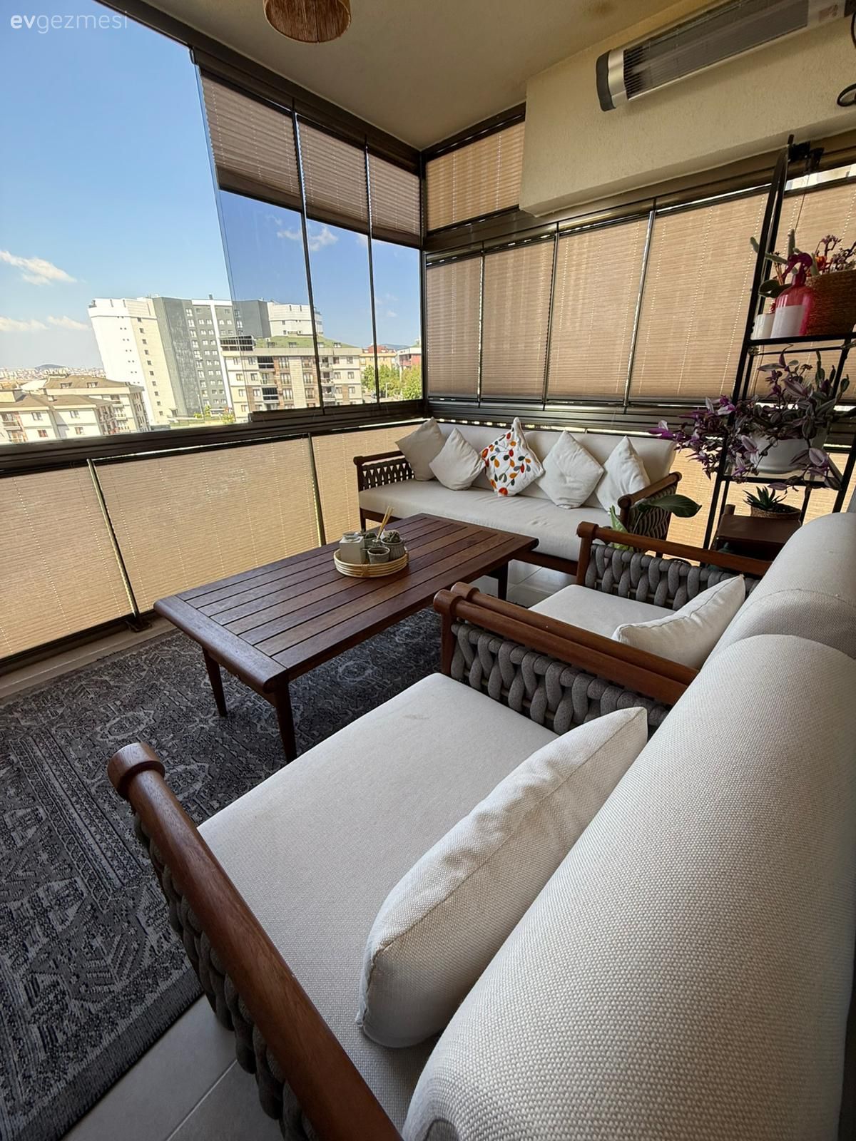 Penceresi Bol Bu Evde Sadelik ve Işıltıya Eşit Oranda Yer Var