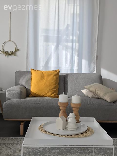 Salon, Modern, Sarı, Beyaz, Gri, Koltuk takımı, Kırlent, Ev tekstili, Tül perde, Perde, Metal duvar aksesuarı, Ev Aksesuar, Orta sehpa, Sehpa, Mumluk, Sehpa üstü aksesuarı, Metal ayaklı sehpa