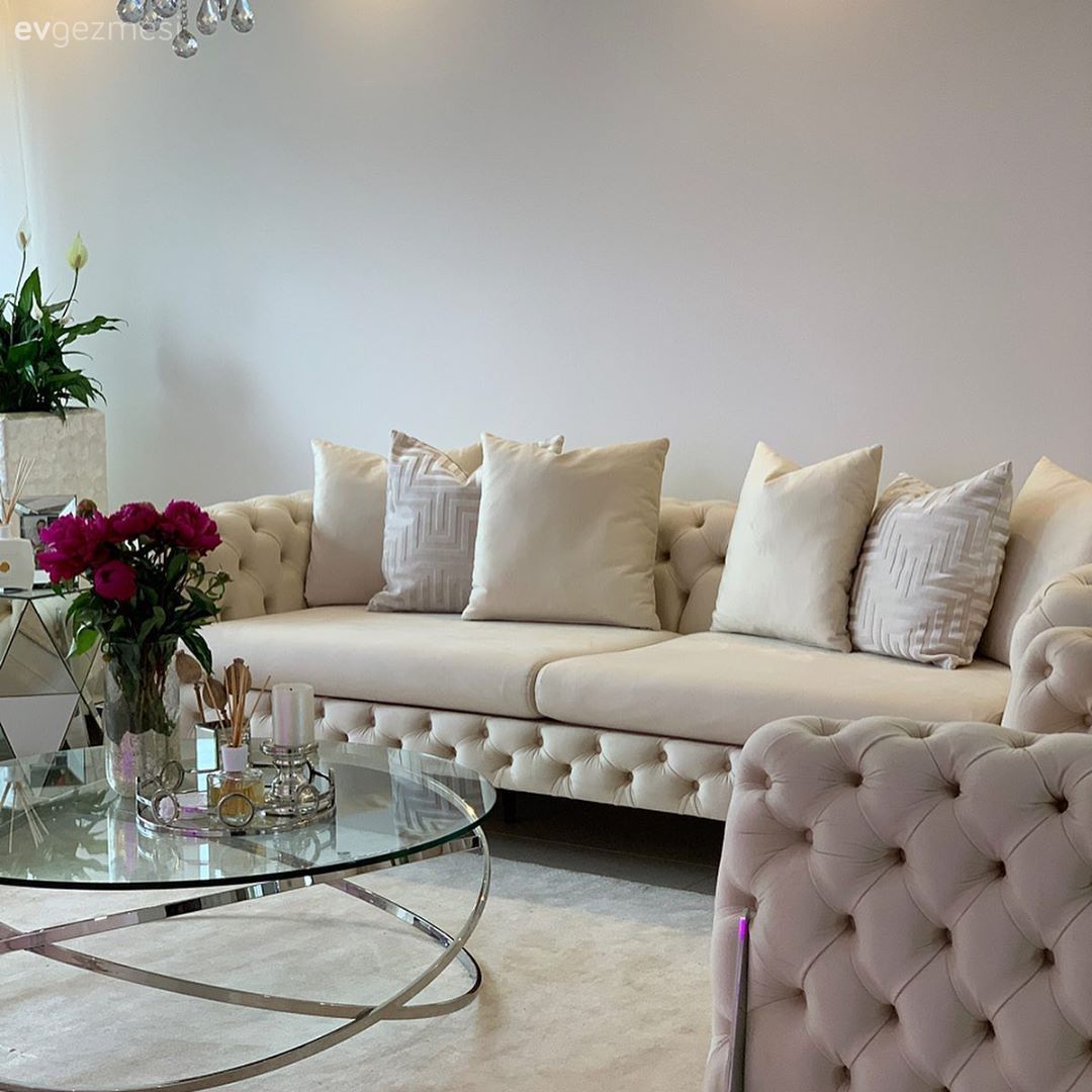 Eski Mobilyalara Veda Eden Bu Evde Açık Renkler Yine Baş Köşede!