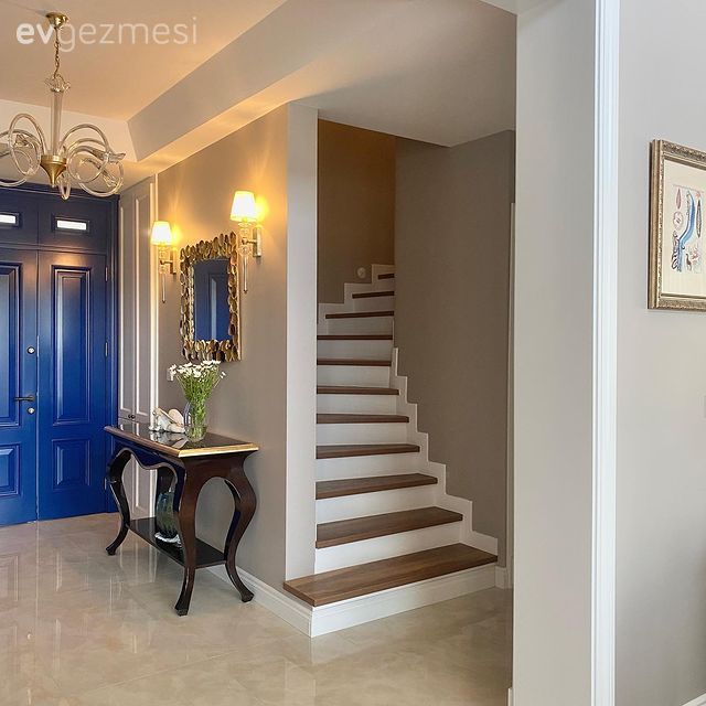 Mavi Kapılı Bu Villa Zarif Ruhunu Antreden Belli Ediyor!