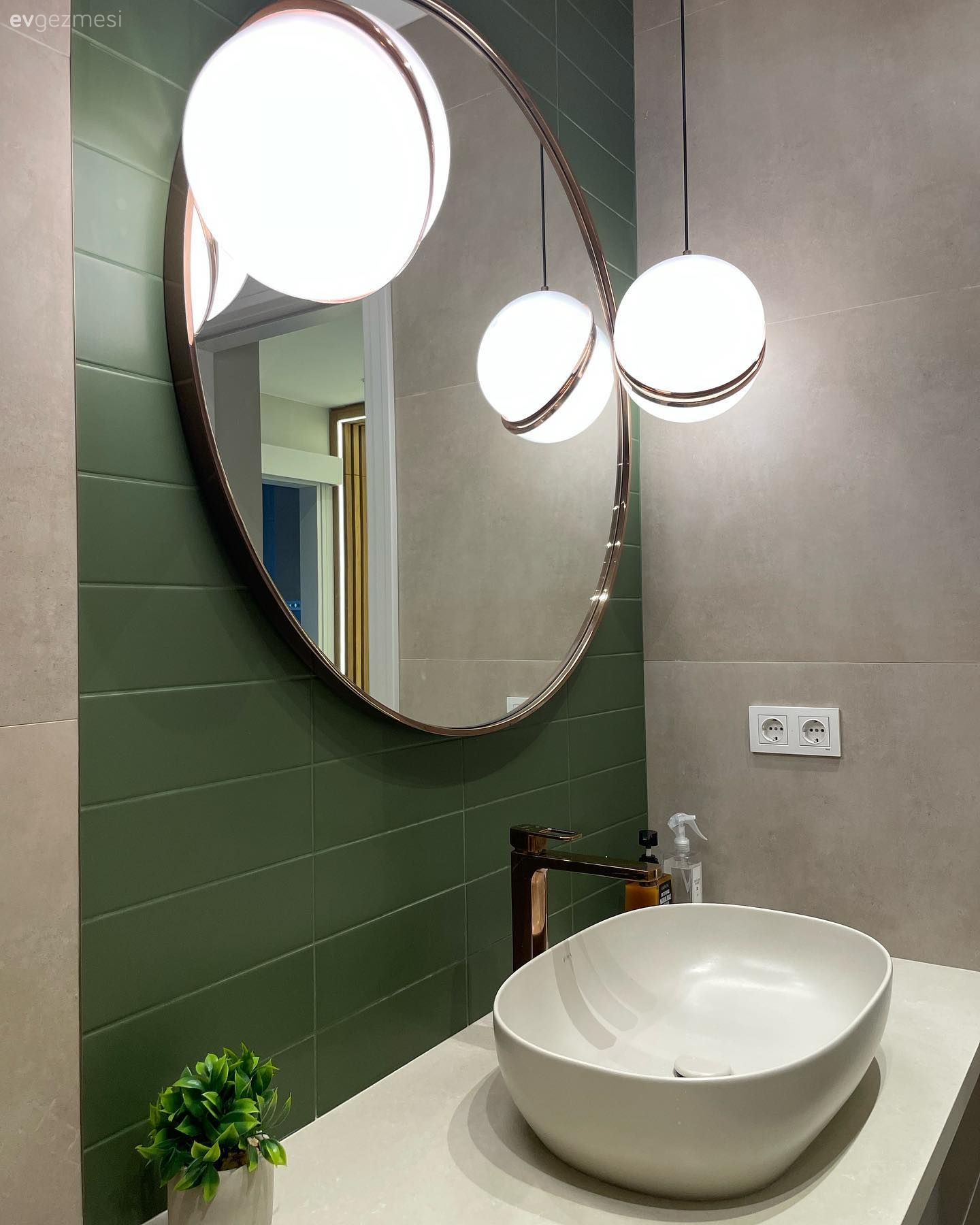 Yeşil, Beyaz, Yuvarlak ayna, Dekoratif ayna, Banyo seramikleri, Banyo, Banyo lavabosu, Banyo dolabı, Aydınlatma, Banyo aydınlatması