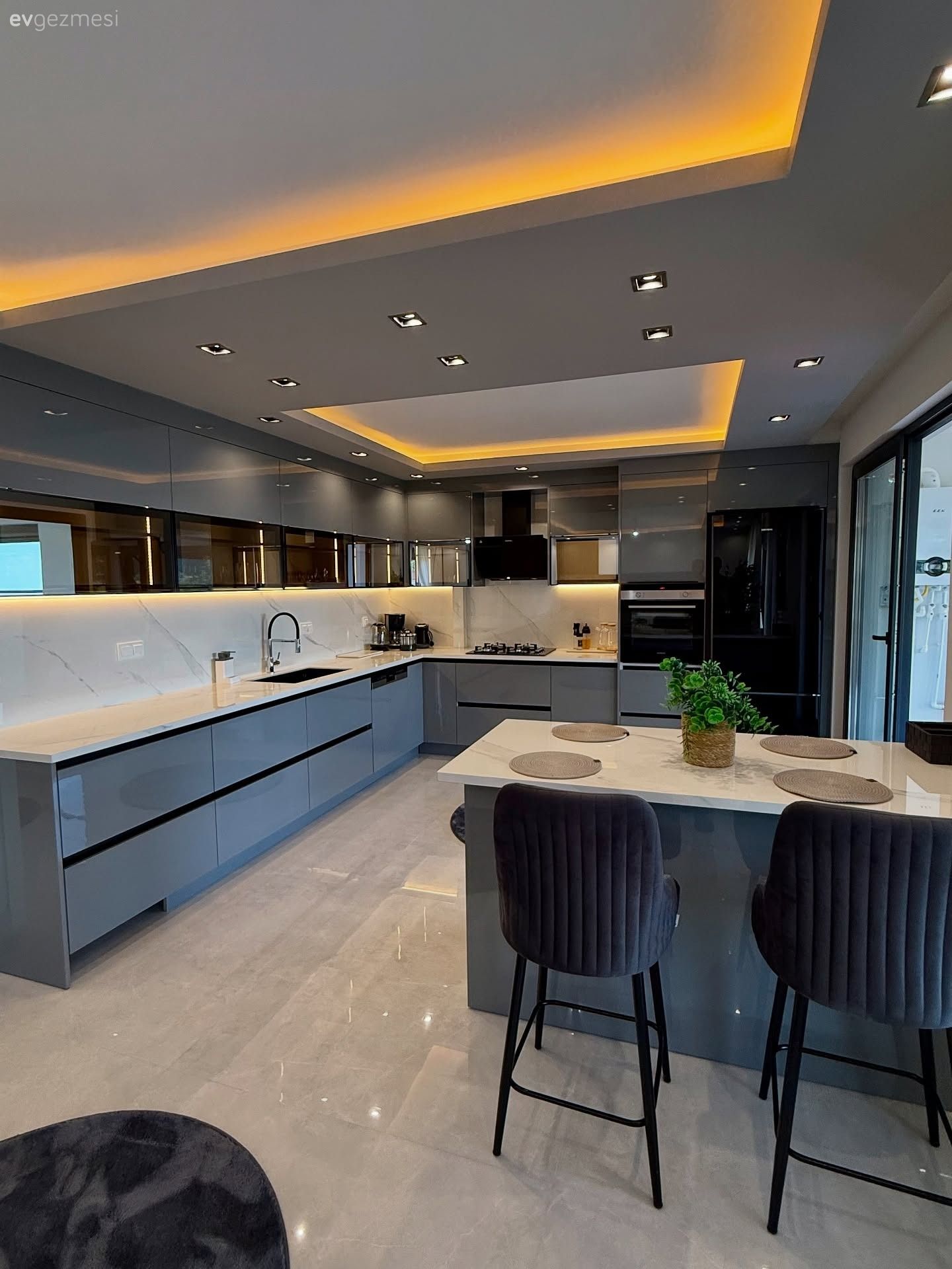 Bu Açık Mutfakta Modern Tarza Göz Kırpan Çok Parça Var