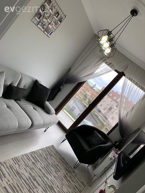 Oturma Odası, Modern, Koltuk takımı, Berjer, Halı, Siyah, Gri, Avize, Aydınlatma, Tül perde, Perde