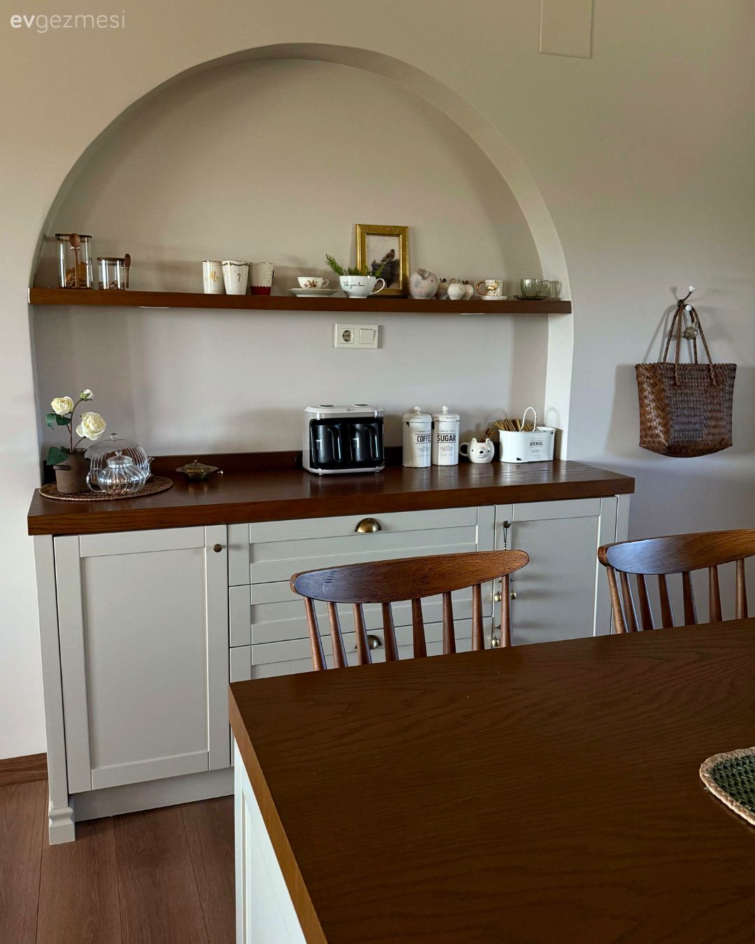 Amerikan Mutfak, Mutfak, Bej, Gri, Beyaz, Kahverengi, Ahşap Mobilya, Ada mutfak, Kahve köşesi, Duvar Nişleri, Mutfak aksesuarları, Mutfak sandalyesi, Özel yapım dolaplar, Dolap