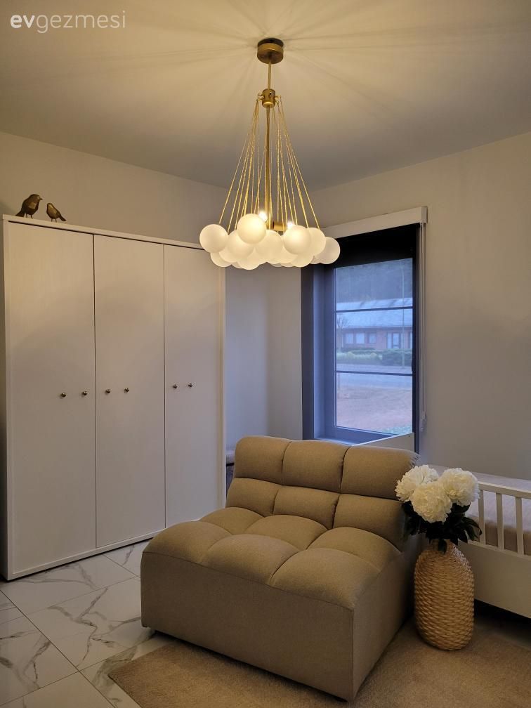 Berjer, Bej, Beyaz, Giyinme odası, Avize, Aydınlatma, Vazo, Ev Aksesuar, Çiçekler