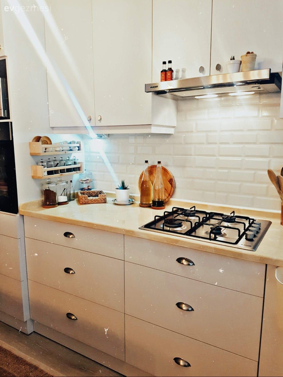 Mutfak, Beyaz mutfak, Beyaz, Mutfak tezgahı, Mutfak tezgah arası, Tezgah arası seramik, Mutfak aksesuarları, Ankastre