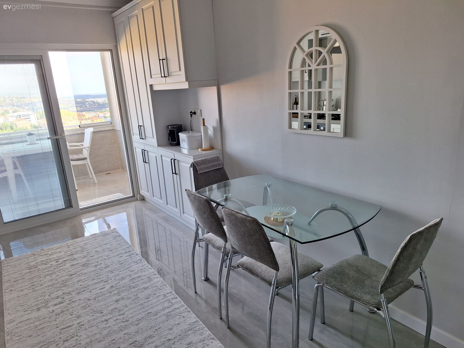 Mutfak, Beyaz, Mutfak tezgahı, Mutfak tezgah arası, Mutfak aksesuarları, Shaker kapaklı dolaplar, Sandalye, Yemek masası, Kahve köşesi