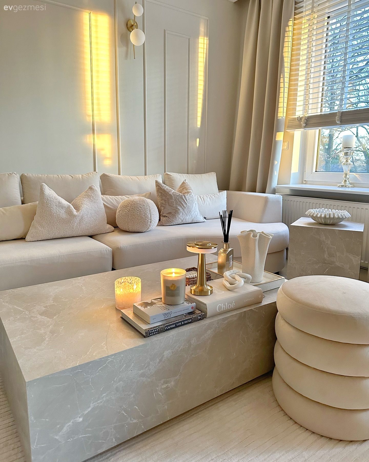 Beyazlara Kuşanmış Bu Evde Metalik Detaylar Işıltı Kaynağı!