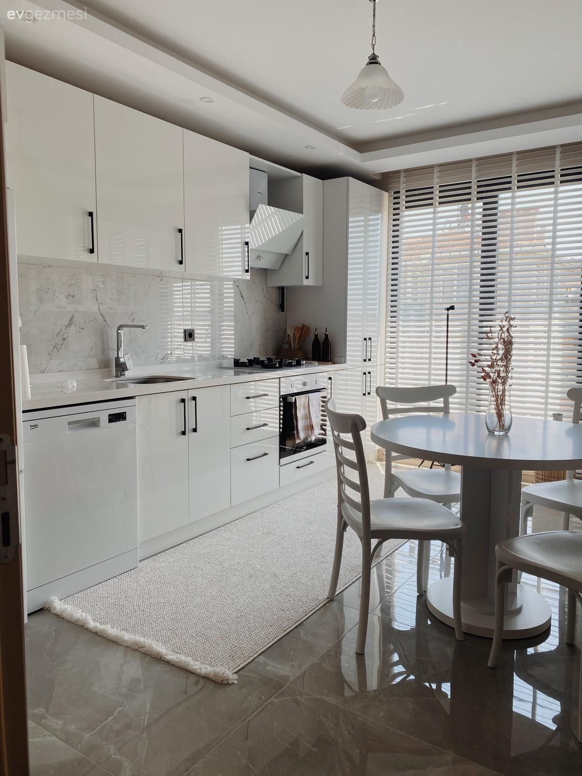 Beyaza Sırtını Dayayan Bu Mutfakta Samimiyet Kaynağı Yuvarlak Masa!