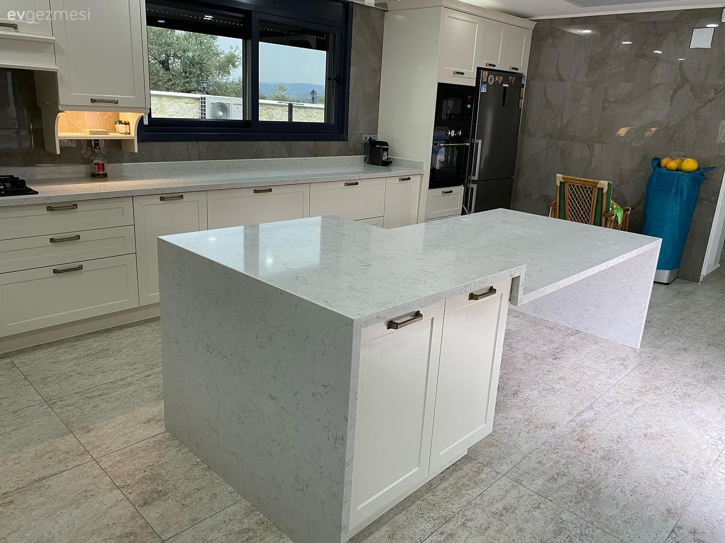 Bu Geniş Mutfakta Alanın Hakkını Verecek Tasarımlara Başvurulmuş!