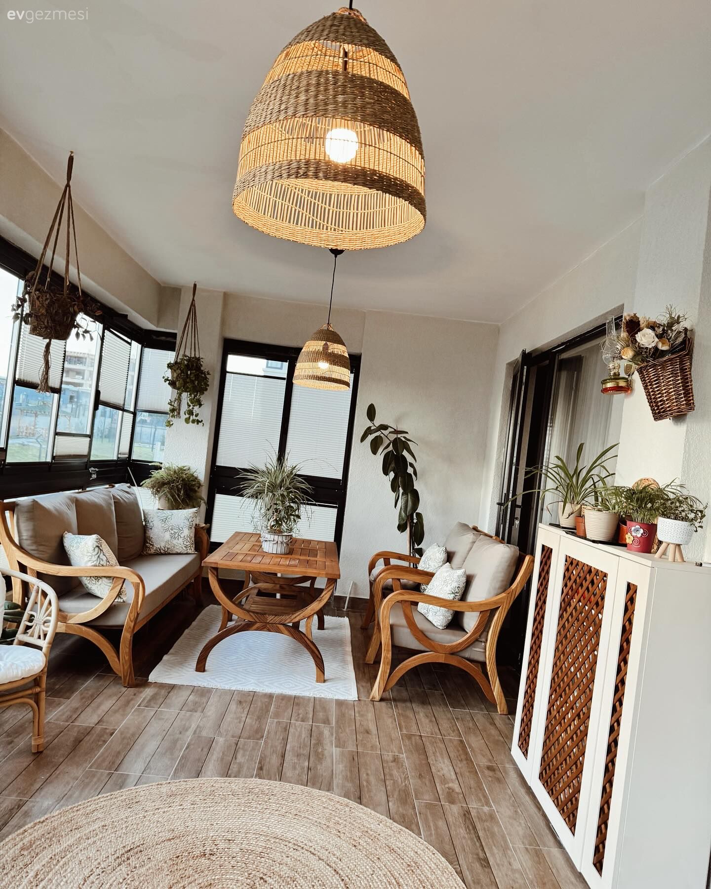 Bu Bohem Balkonda Bir Köşe Yemek Köşesi Diğeri de Sohbet Köşesi!