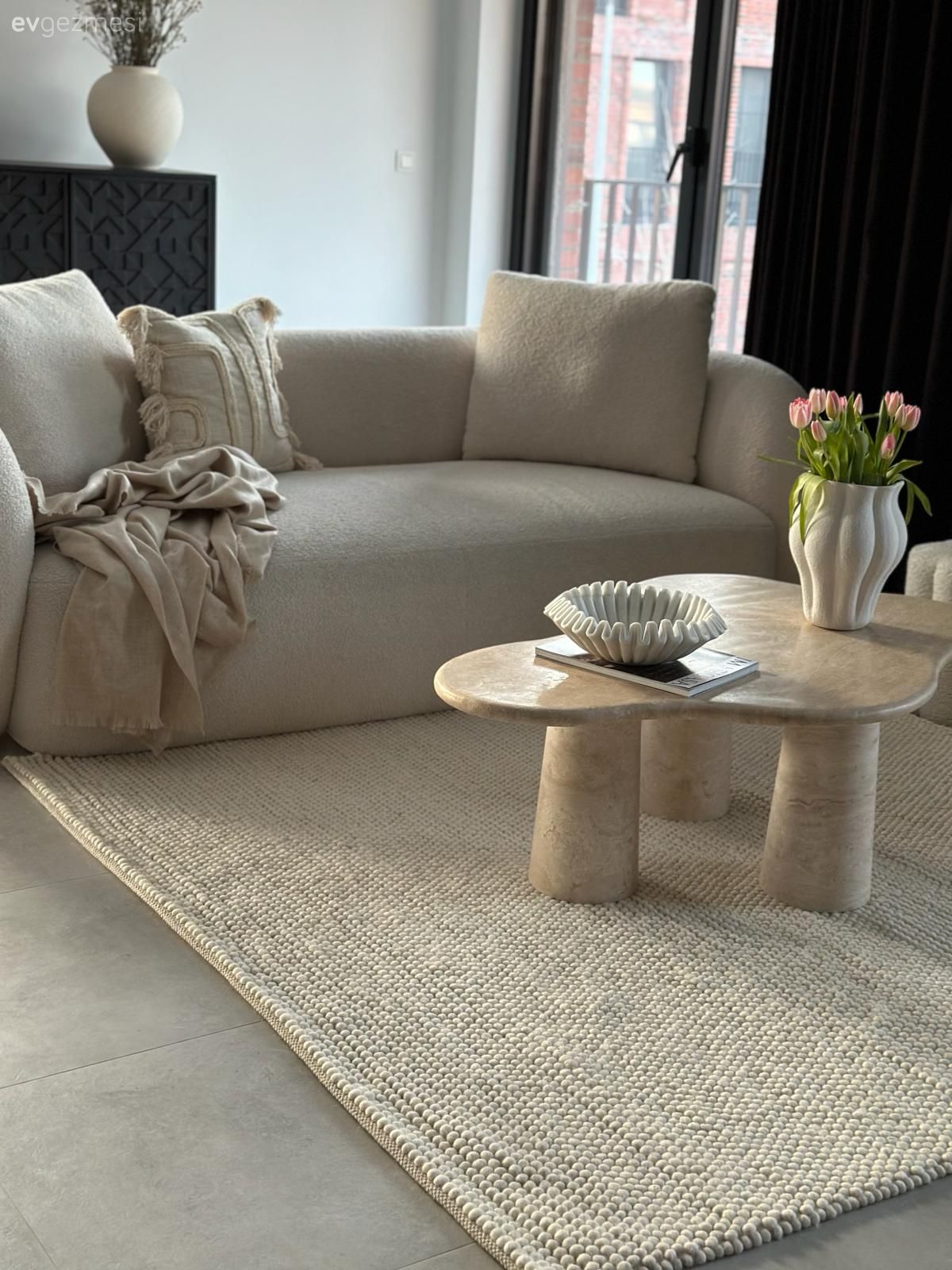 Salon, İskandinav, Beyaz, Krem, Bej, Koltuk takımı, Siyah, Orta sehpa, Sehpa, Fon perde, Perde, Tül perde, Dekoratif Objeler, Halı, Salon halısı, Beyaz halı