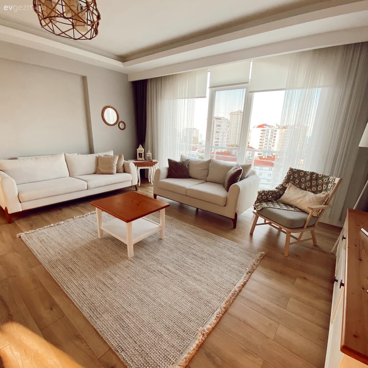 Salon, Country, İskandinav, Beyaz, Krem, Bej, Kahverengi, Koltuk takımı, Tül perde, Perde, Stor perde, Gri duvar, Berjer, Halı, Salon halısı, Orta sehpa, Sehpa, Tv ünitesi, Tv ünitesi aksesuarları, Ev Aksesuar, Parke, Salon avizesi