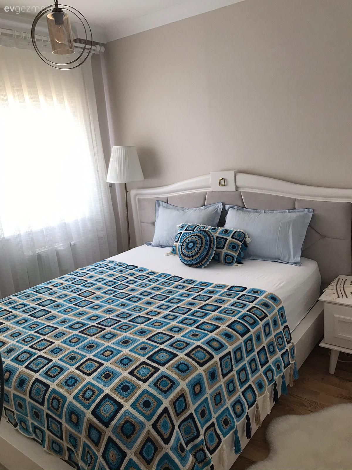 Yatak Odası, Beyaz, Mavi, Gri, Lambader, Aydınlatma, Avize, Tül perde, Perde, Yatak örtüsü, Komodin