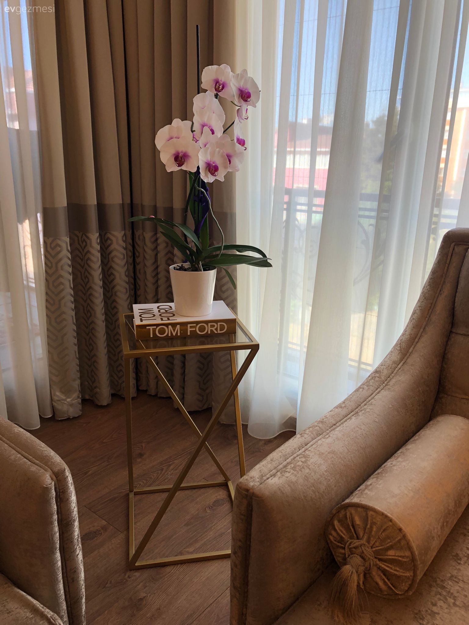 Beyaz, Vizon, Fon perde, Perde, Tül perde, Yan sehpa, Sehpa, Altın