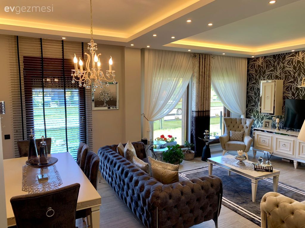 Salon, Art deko, Modern, Gri, Bej, Beyaz, Siyah, Modern chesterfield, Kapitoneli koltuk, Koltuk takımı, Orta sehpa, Sehpa, Halı, Salon halısı, Tv ünitesi, Tv ünitesi aksesuarları, Ev Aksesuar, Duvar kağıdı, Duvar dekorasyonu, Tavan dekorasyon, Spot aydınlatma, Aydınlatma, Tül perde, Perde, Fon perde, Jaluzi, Avize, Salon avizesi, Sandalye, Yemek masası, Dekoratif Objeler, Duvar panosu, Yan sehpa, Kırlent, Ev tekstili