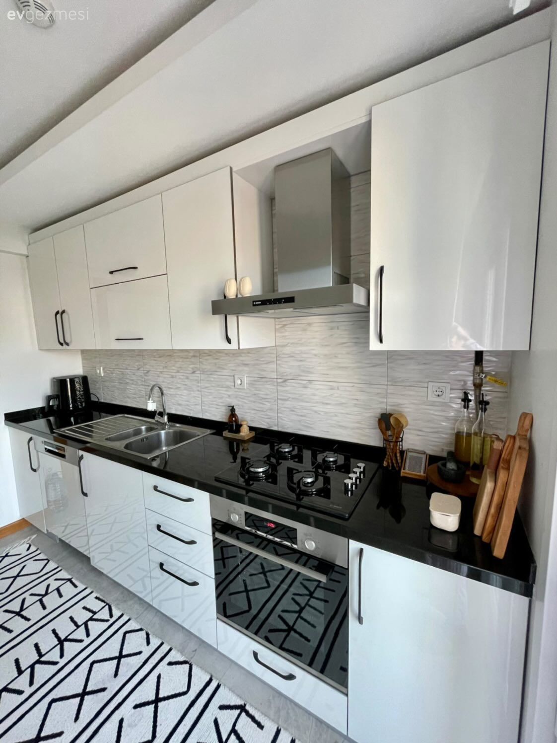 Mutfak, Beyaz, Siyah, Siyah- Beyaz, Siyah tezgah, Mutfak tezgahı, Mutfak tezgah arası, Tezgah arası seramik, Mutfak halısı, Mutfak Avize Modelleri, Davlumbaz, Ankastre
