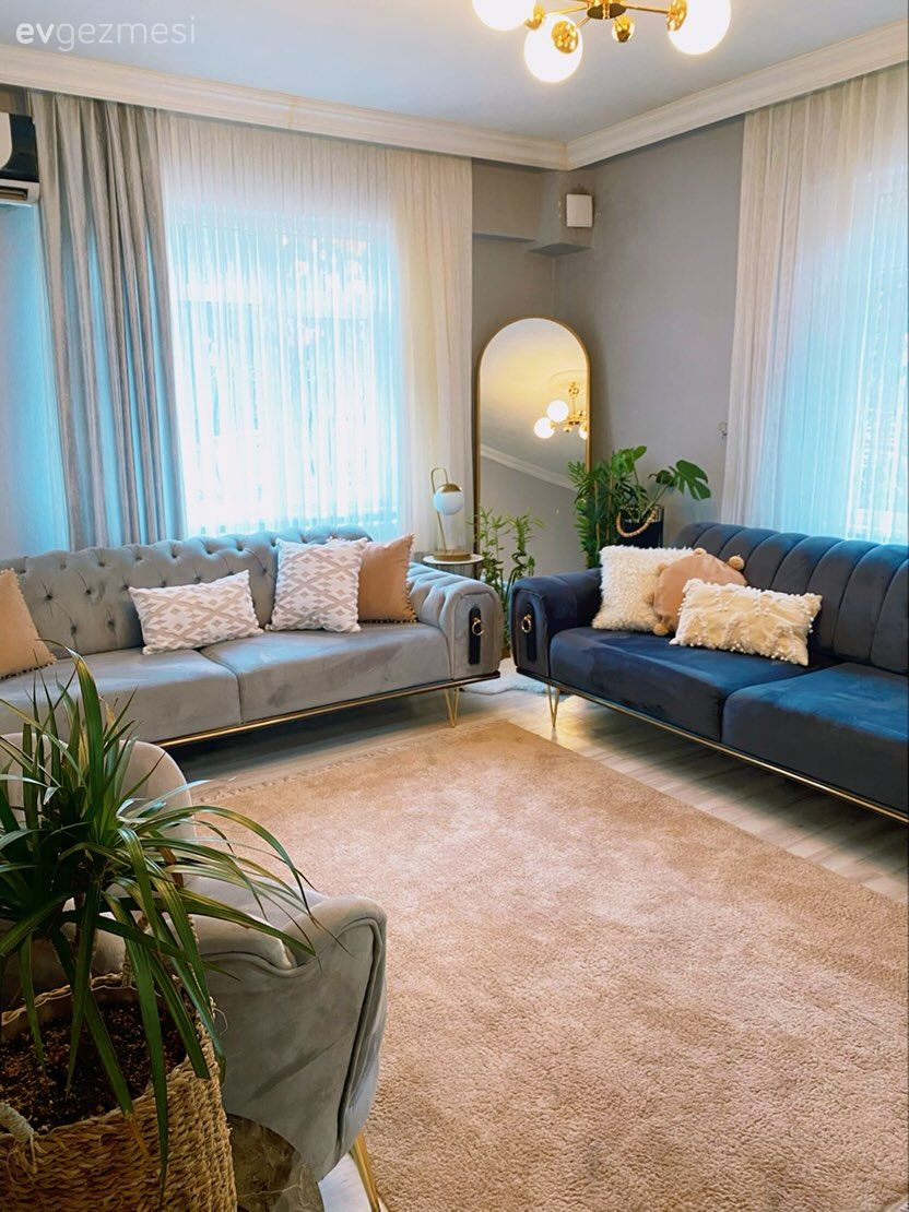 Salon, Modern, Gri, Bej, Beyaz, Krem, Fon perde, Perde, Tül perde, Boy aynası, Ayna, Gri duvar, Koltuk takımı, Halı, Salon halısı, Ev bitkisi, Saksı, Kırlent, Ev tekstili, Avize, Aydınlatma, Salon avizesi