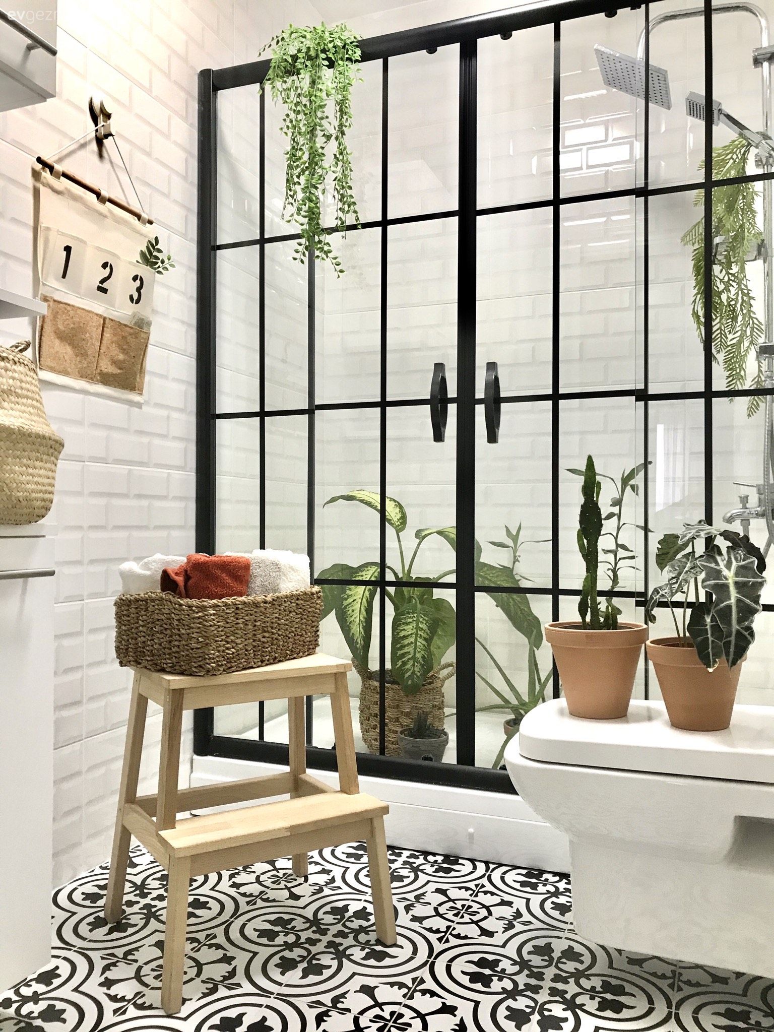 Banyo, Modern banyo, Beyaz, Siyah, Banyo dolabı, Stencil, Mobilya boyama, Banyo seramikleri, Duşakabin, Ev bitkisi, Çiçeklik, Banyo aksesuarları, Hasır sepet