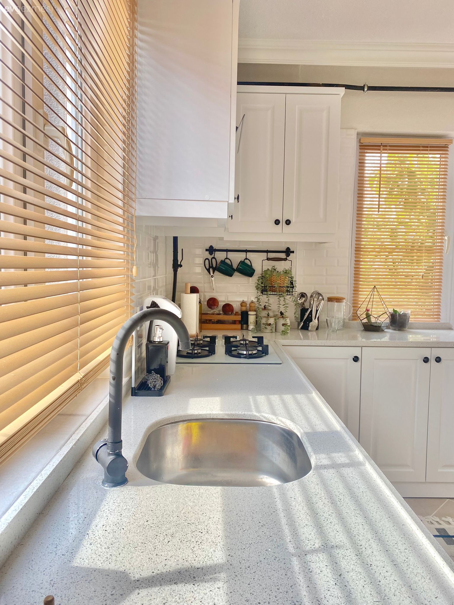 Mutfak, Modern mutfak, Gri, Beyaz, Mutfak tezgahı, Mutfak tezgah arası, Tezgah arası seramik, Mutfak perdesi, Koridor tipi mutfak, Shaker kapaklı dolaplar, Beyaz mutfak, Ahşap Mobilya, Bej, Krem