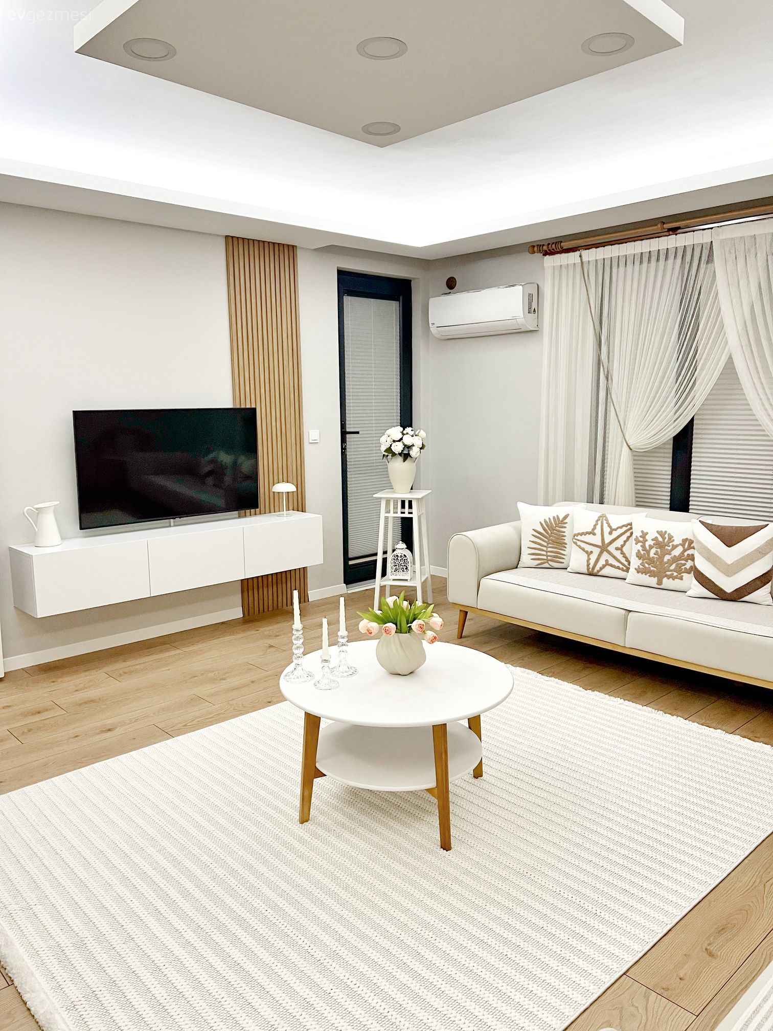 Salon, İskandinav, Bohem Dekorasyon, Krem, Bej, Beyaz, Ahşap Mobilya, Koltuk takımı, Halı, Salon halısı, Beyaz halı, Orta sehpa, Sehpa, Led aydınlatma, Aydınlatma, Parke, Duvar dekorasyonu, Tv ünitesi, Tv ünitesi aksesuarları, Ev Aksesuar, Ahşap panel, Tül perde, Perde