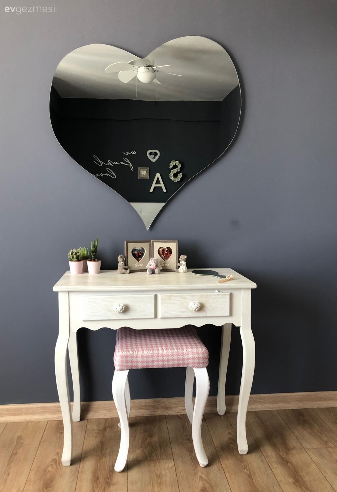 Makyaj aynası, Yatak Odası, Makyaj masası, Beyaz, Antrasit duvar, Pudra pembe, Country, Parke