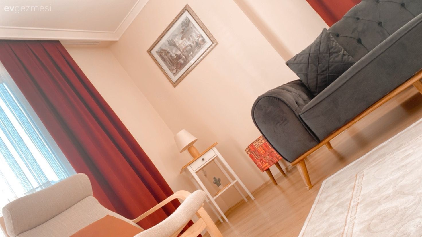 Salon, Modern, Kırmızı, Gri, Bej, Beyaz, Koltuk takımı, Fon perde, Perde, Tül perde, Tablo, Duvar dekorasyonu, Halı, Salon halısı, Yan sehpa, Sehpa