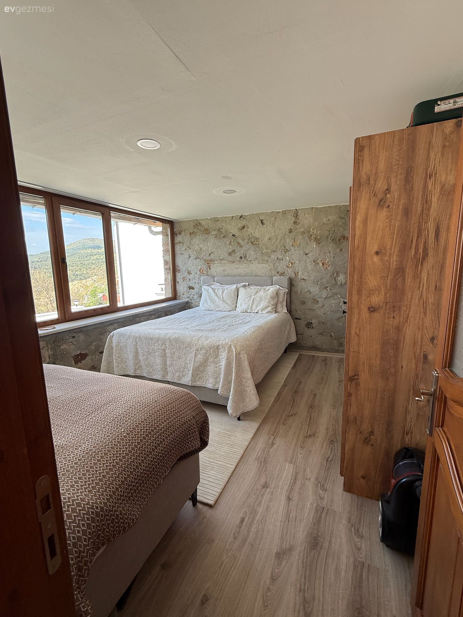 Çanakkale'deki Bu Köy Evi 1+1 Ama Her Alanı Oldukça Geniş