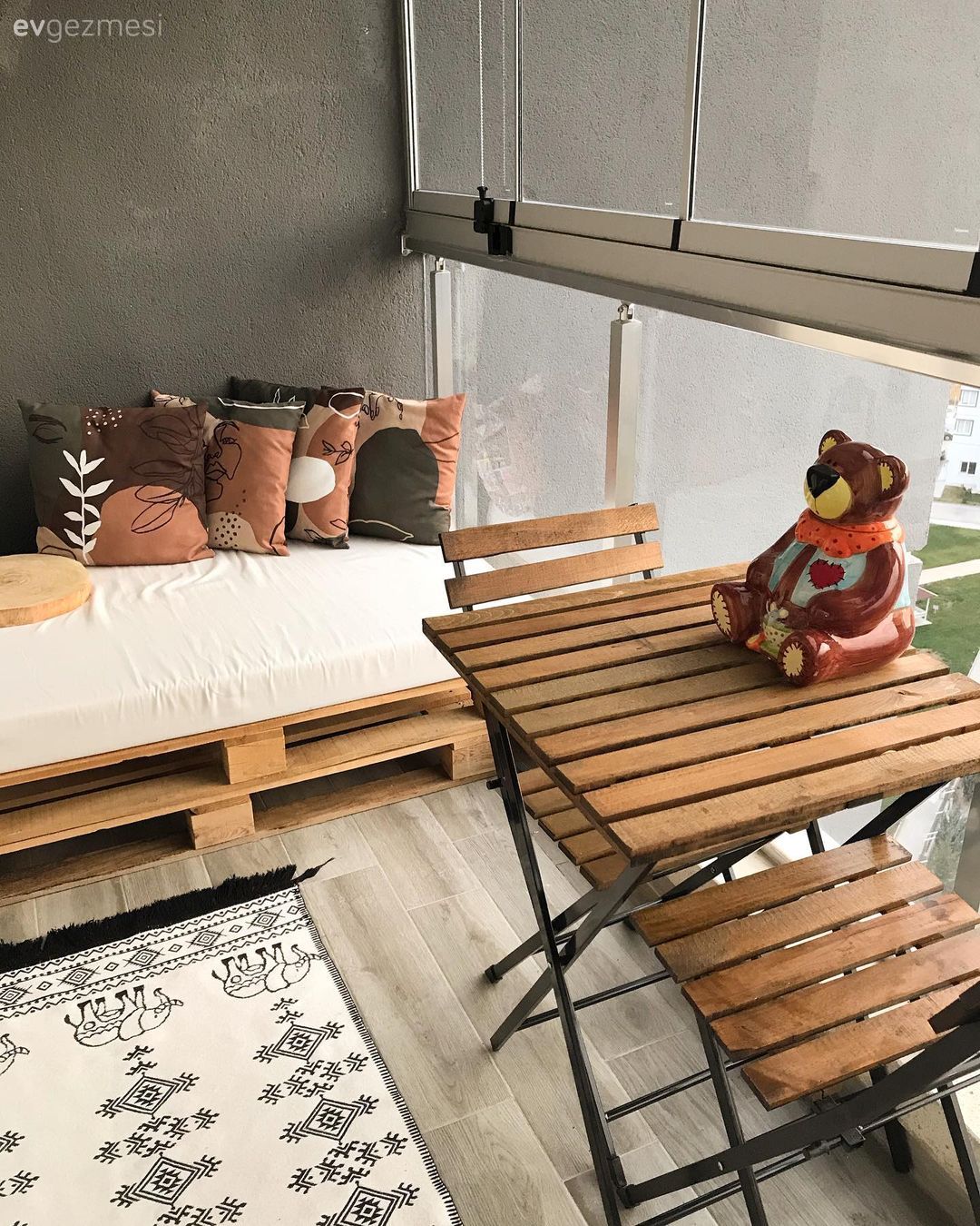 Balkon, Antrasit duvar, Beyaz, Palet, Sandalye, Balkon masası, Balkon perdesi