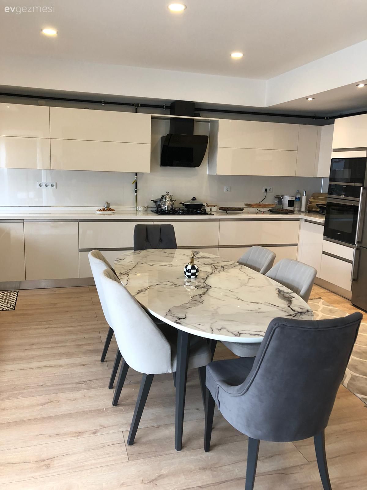 Mutfak, Beyaz, Füme, Beyaz mutfak, Mutfak tezgahı, Mutfak tezgah arası, Davlumbaz, Ankastre, Parke, Mutfak masası, Sandalye