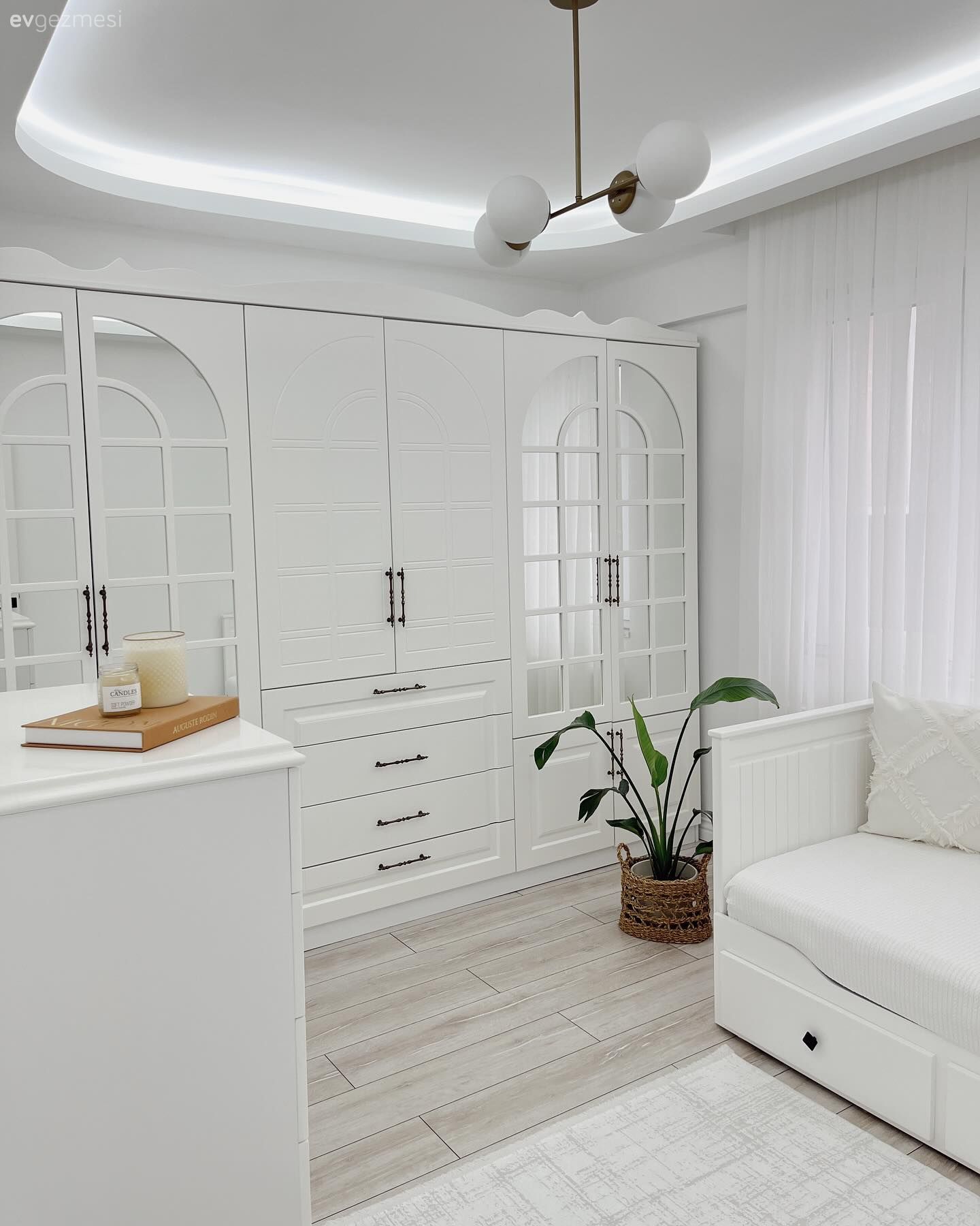 Giyinme odası, Beyaz, Krem, Bej, Sedir, Gardrop, Tül perde, Perde, Avize, Aydınlatma, Ev bitkisi