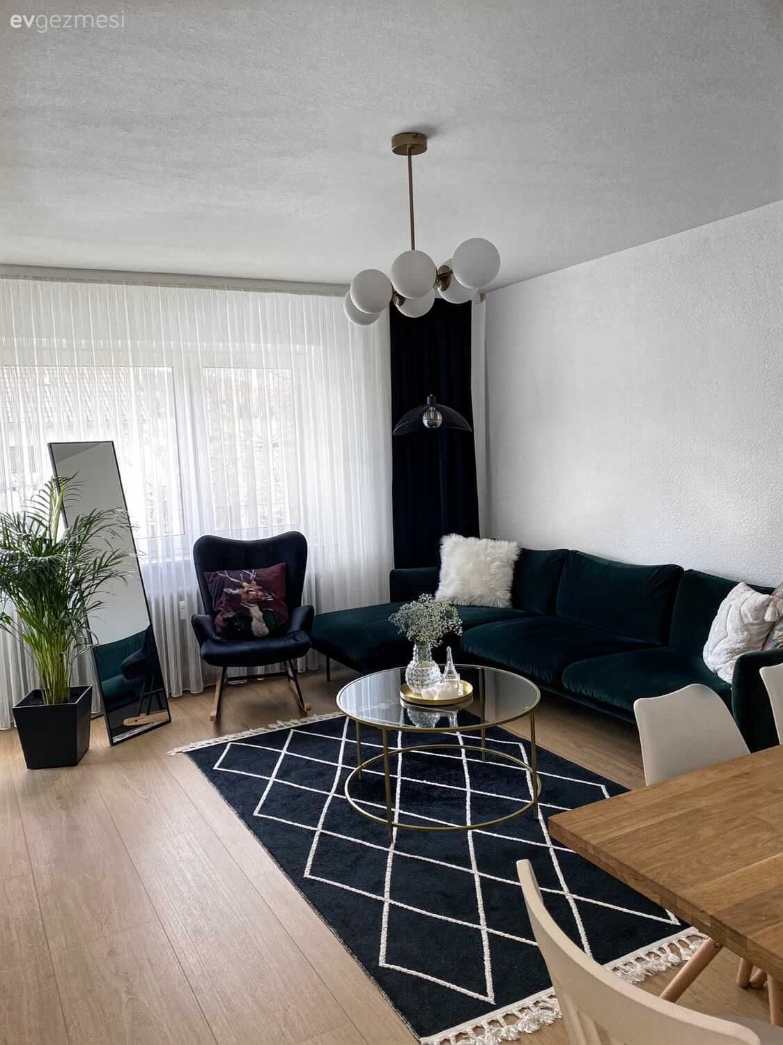 Bu Evin Bir Yanı Koyu Diğer Yanı da Oldukça Açık