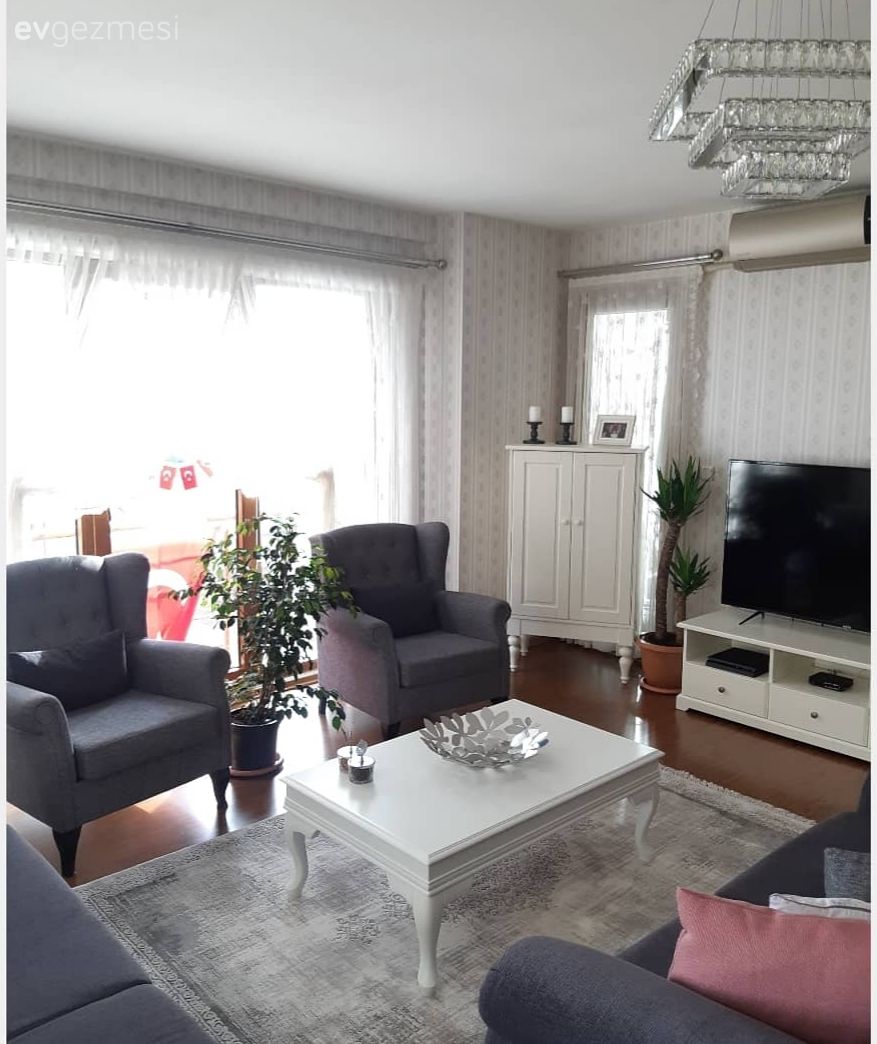 Salon, Country, Koltuk takımı, Orta sehpa, Sehpa, Gri, Beyaz, Pudra pembe, Halı, Salon halısı, Berjer, Tül perde, Perde, Ev bitkisi, Tv ünitesi