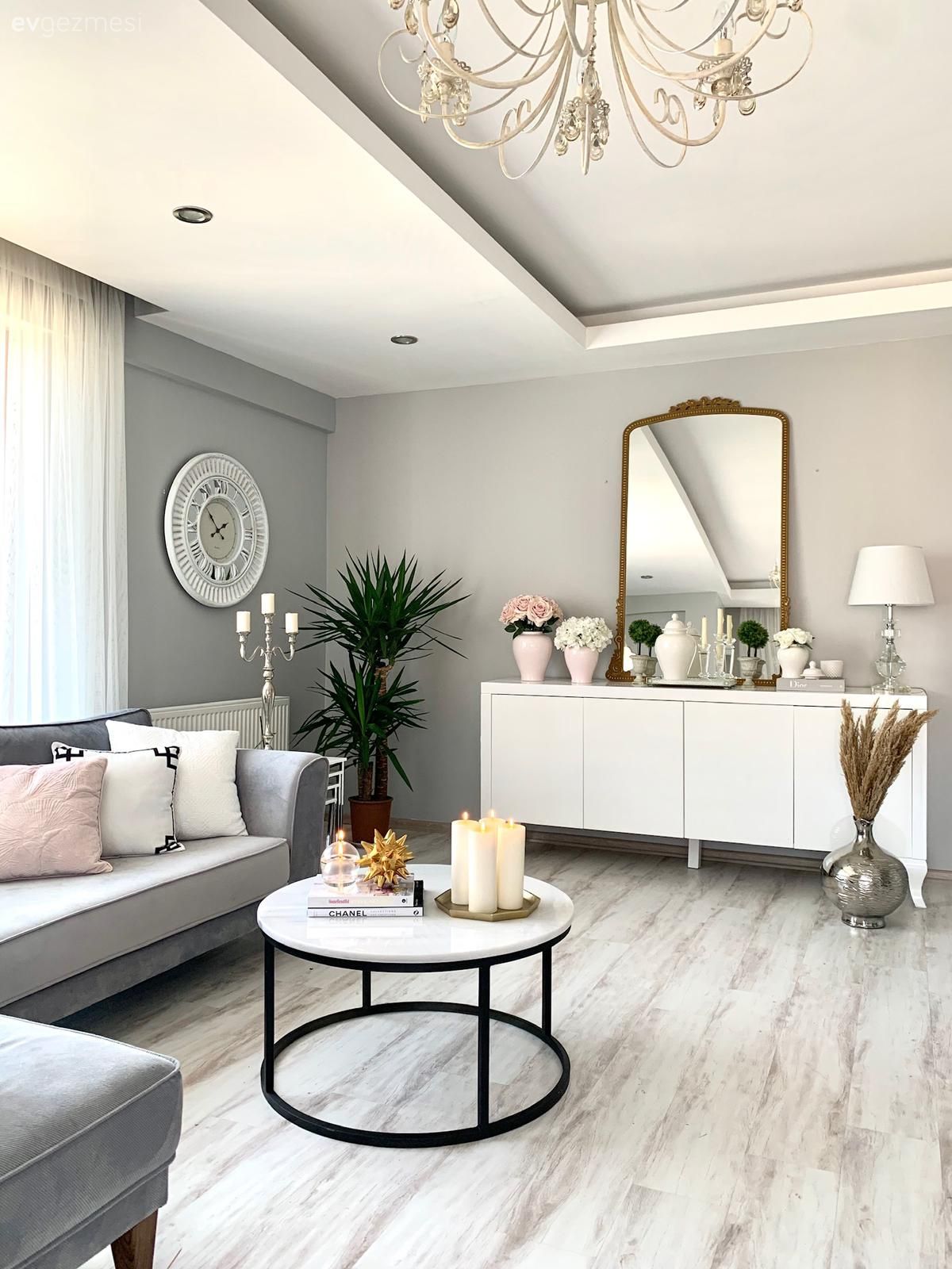 Salon, Modern, Köşe koltuk, Koltuk takımı, Gri, Beyaz, Siyah, Konsol, Konsol üzeri dekoratif objeleri, Ayna, Şamdan, Ev Aksesuar, Vazo, Ev bitkisi, Orta sehpa, Sehpa, Avize, Aydınlatma