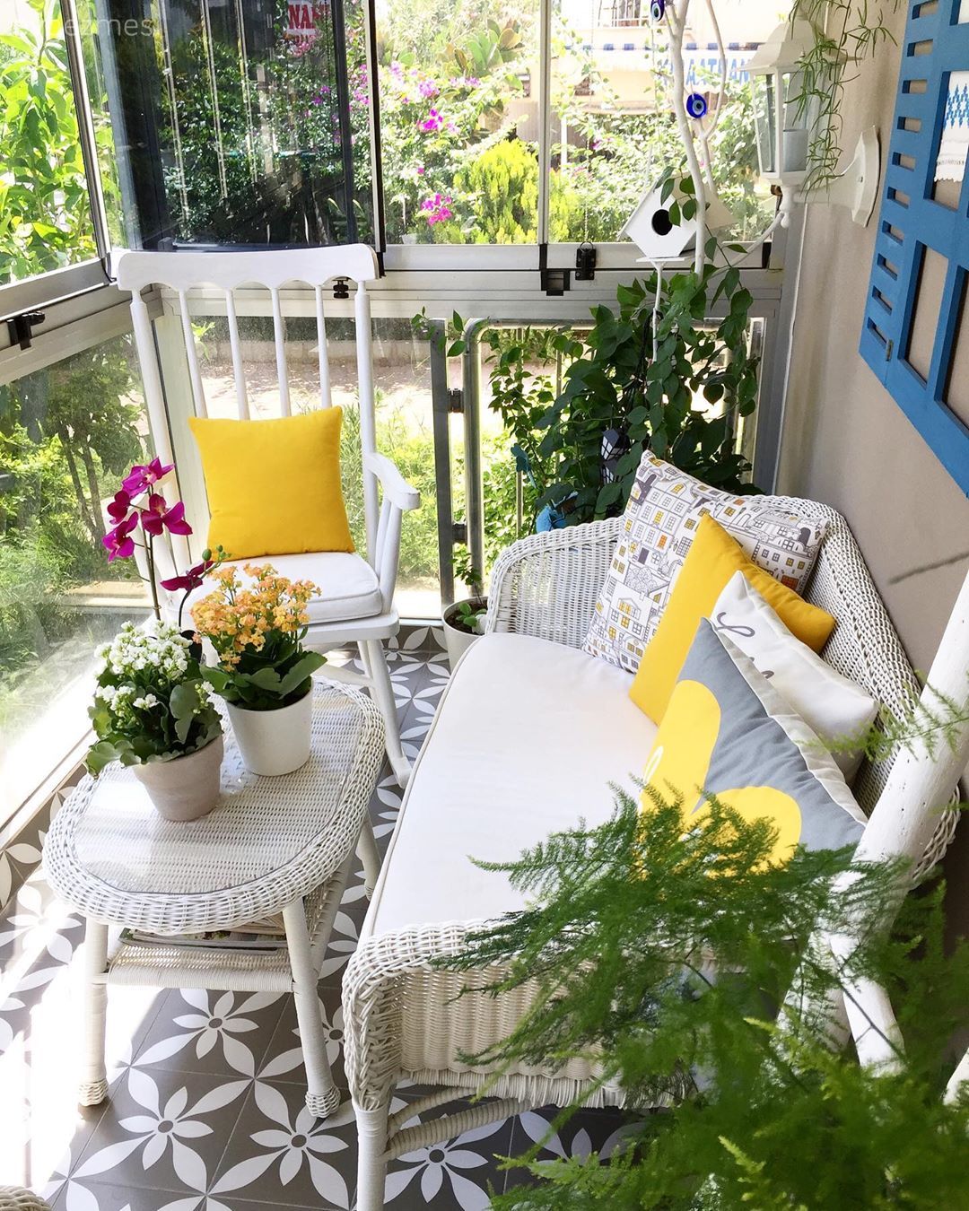 Balkon, Beyaz, Sarı, Mavi, Balkon oturma grubu, Balkon masası, Balkon duvar dekorasyonu, Kırlent, Ev tekstili, Sandalye, Balkon zemini