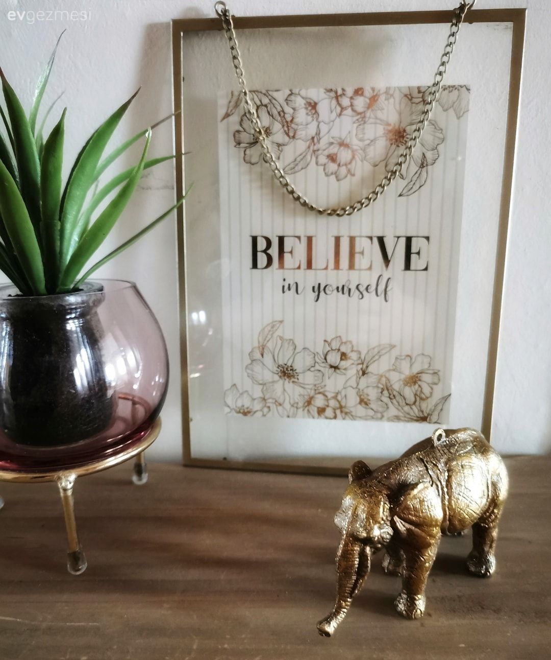 Hol, Dresuar, Dresuar dekorasyonu, Beyaz, Ahşap Mobilya, Vazo, Ev Aksesuar, Aynalı tepsi, Aynalı aksesuar, Çerçeve, Altın